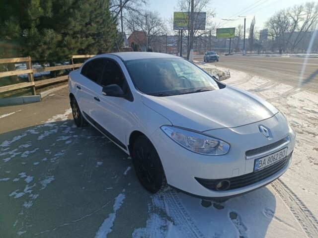 Белый Рено Флюенс, объемом двигателя 1.6 л и пробегом 154 тыс. км за 6500 $, фото 1 на Automoto.ua