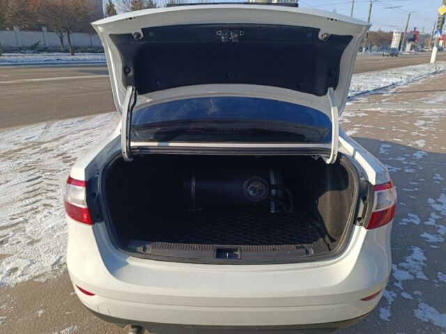 Белый Рено Флюенс, объемом двигателя 1.6 л и пробегом 154 тыс. км за 6500 $, фото 6 на Automoto.ua