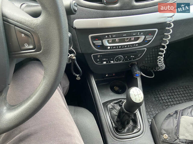 Рено Флюенс 2010 в Киеве на Automoto.ua Белый Рено Флюенс, объемом двигателя 1.5 л и пробегом 290 тыс. км за 5350 $, фото 32 на Automoto.ua