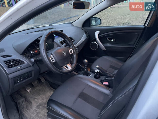 Белый Рено Флюенс, объемом двигателя 1.46 л и пробегом 300 тыс. км за 3800 $, фото 5 на Automoto.ua
