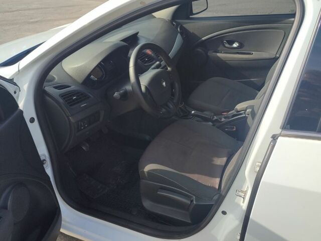 Белый Рено Флюенс, объемом двигателя 1.5 л и пробегом 250 тыс. км за 5500 $, фото 1 на Automoto.ua