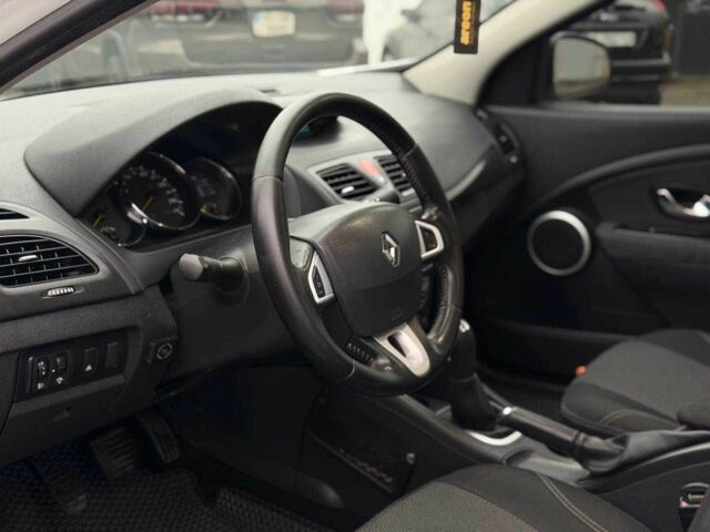 Белый Рено Флюенс, объемом двигателя 1.6 л и пробегом 220 тыс. км за 5100 $, фото 10 на Automoto.ua