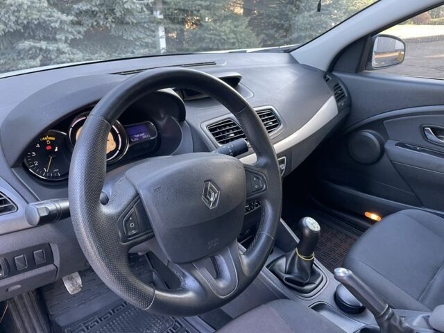Белый Рено Флюенс, объемом двигателя 1.5 л и пробегом 250 тыс. км за 5100 $, фото 6 на Automoto.ua
