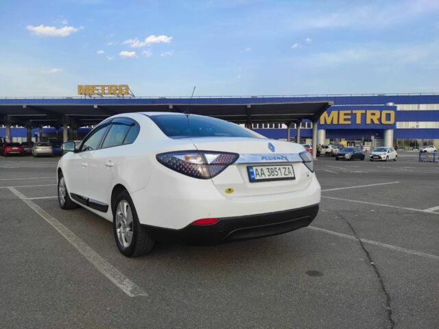 Белый Рено Флюенс, объемом двигателя 0 л и пробегом 110 тыс. км за 4300 $, фото 4 на Automoto.ua