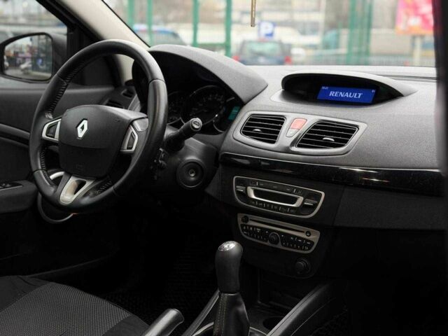 Белый Рено Флюенс, объемом двигателя 1.6 л и пробегом 220 тыс. км за 5100 $, фото 13 на Automoto.ua