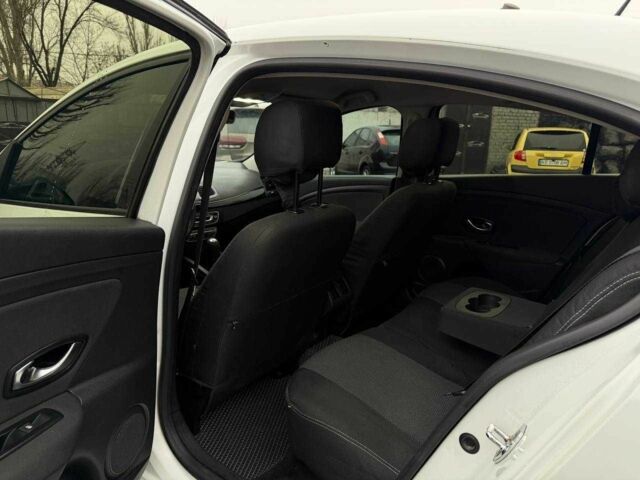 Белый Рено Флюенс, объемом двигателя 1.6 л и пробегом 220 тыс. км за 5100 $, фото 12 на Automoto.ua