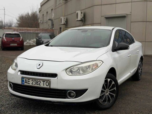 Белый Рено Флюенс, объемом двигателя 1.6 л и пробегом 220 тыс. км за 5100 $, фото 1 на Automoto.ua