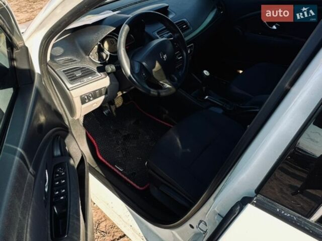 Белый Рено Флюенс, объемом двигателя 1.5 л и пробегом 260 тыс. км за 5800 $, фото 8 на Automoto.ua