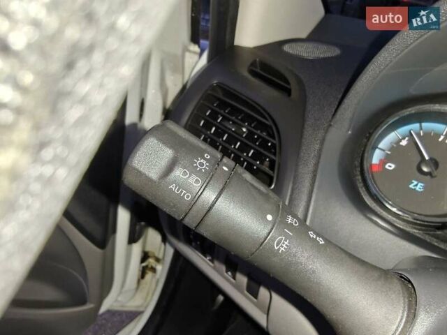 Рено Флюенс 2011 в Харькове на Automoto.ua Белый Рено Флюенс, объемом двигателя 0 л и пробегом 120 тыс. км за 5500 $, фото 3 на Automoto.ua