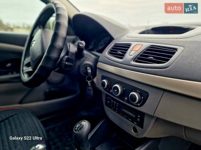 Білий Рено Флюенс, об'ємом двигуна 1.6 л та пробігом 273 тис. км за 5100 $, фото 19 на Automoto.ua