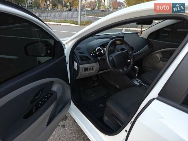 Рено Флюенс 2011 в Харькове на Automoto.ua Белый Рено Флюенс, объемом двигателя 0 л и пробегом 120 тыс. км за 5500 $, фото 5 на Automoto.ua