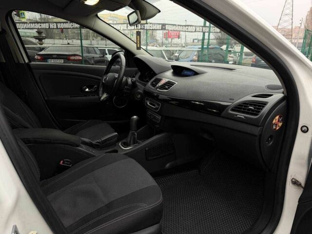 Белый Рено Флюенс, объемом двигателя 1.6 л и пробегом 220 тыс. км за 5100 $, фото 15 на Automoto.ua