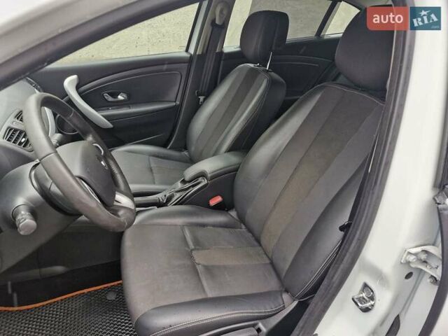 Белый Рено Флюенс, объемом двигателя 2 л и пробегом 163 тыс. км за 4200 $, фото 2 на Automoto.ua