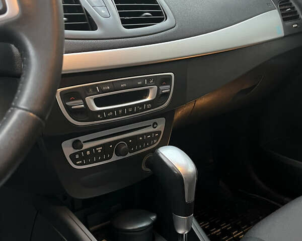 Белый Рено Флюенс, объемом двигателя 0 л и пробегом 111 тыс. км за 10000 $, фото 8 на Automoto.ua