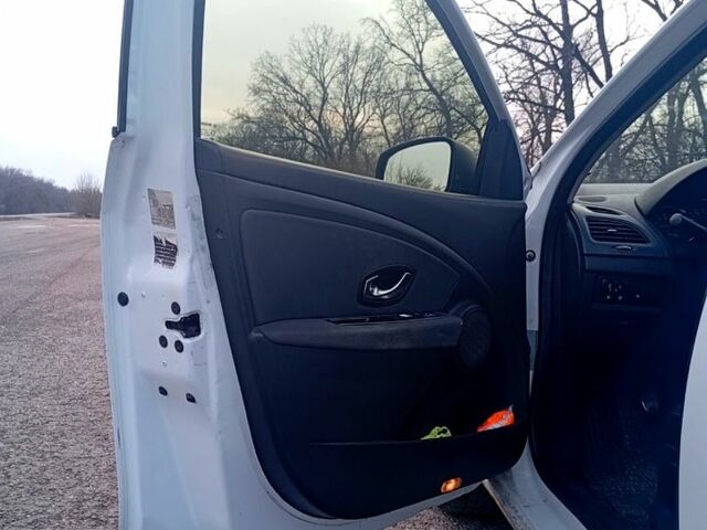 Белый Рено Флюенс, объемом двигателя 1.5 л и пробегом 28000 тыс. км за 5999 $, фото 7 на Automoto.ua