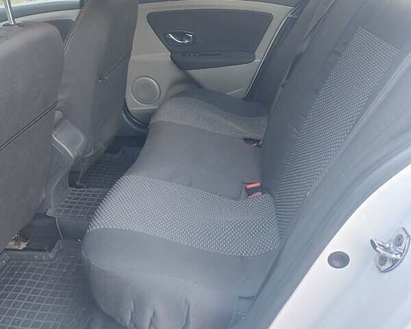 Белый Рено Флюенс, объемом двигателя 1.6 л и пробегом 218 тыс. км за 4499 $, фото 12 на Automoto.ua