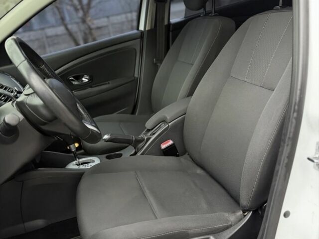 Белый Рено Флюенс, объемом двигателя 1.6 л и пробегом 170 тыс. км за 5800 $, фото 10 на Automoto.ua