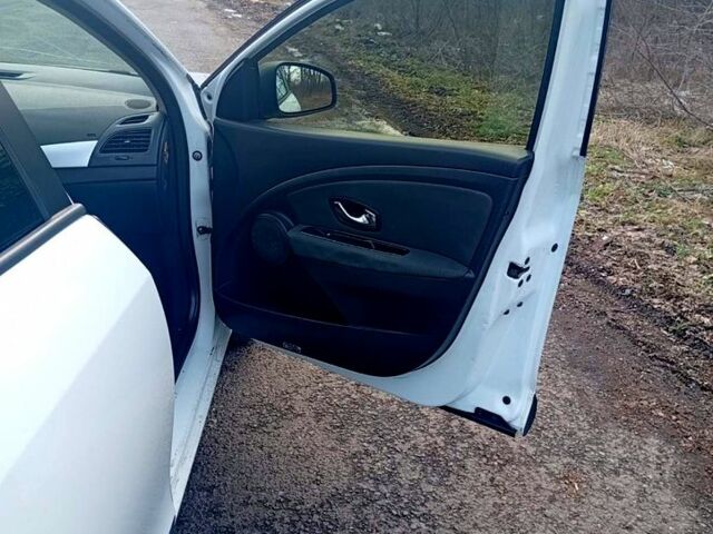 Белый Рено Флюенс, объемом двигателя 1.5 л и пробегом 28000 тыс. км за 5999 $, фото 6 на Automoto.ua