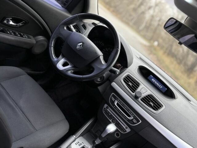 Белый Рено Флюенс, объемом двигателя 1.6 л и пробегом 170 тыс. км за 5800 $, фото 9 на Automoto.ua