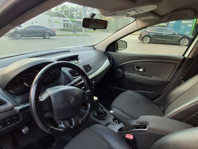 Белый Рено Флюенс, объемом двигателя 1.5 л и пробегом 390 тыс. км за 5300 $, фото 7 на Automoto.ua