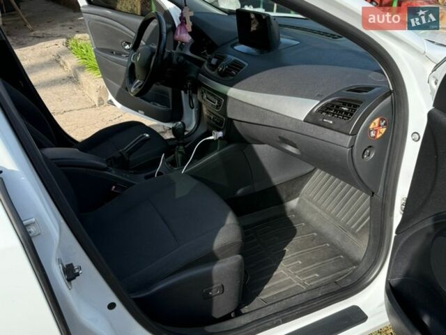 Белый Рено Флюенс, объемом двигателя 1.5 л и пробегом 208 тыс. км за 7500 $, фото 7 на Automoto.ua