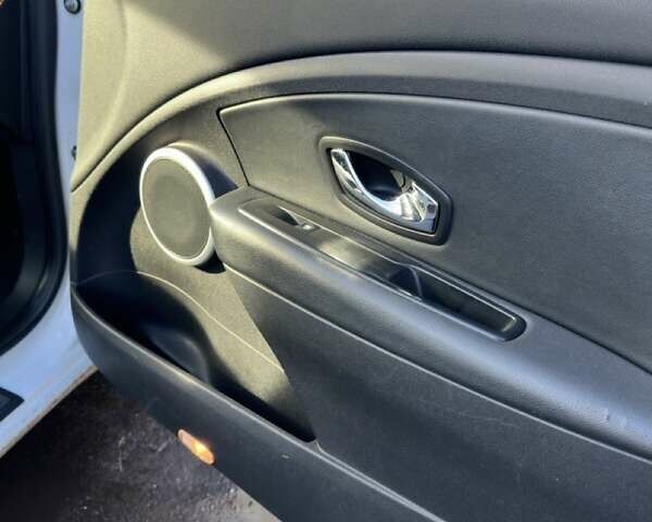 Білий Рено Флюенс, об'ємом двигуна 1.6 л та пробігом 259 тис. км за 5600 $, фото 9 на Automoto.ua