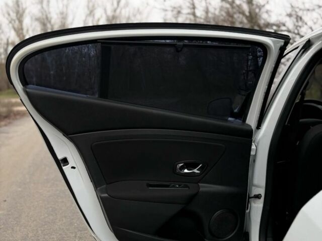 Белый Рено Флюенс, объемом двигателя 1.6 л и пробегом 170 тыс. км за 5800 $, фото 7 на Automoto.ua