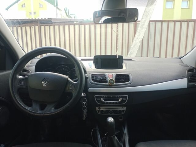Белый Рено Флюенс, объемом двигателя 1.5 л и пробегом 270 тыс. км за 5937 $, фото 4 на Automoto.ua