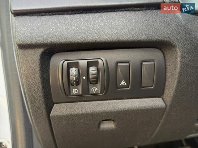 Белый Рено Флюенс, объемом двигателя 1.5 л и пробегом 208 тыс. км за 7500 $, фото 11 на Automoto.ua