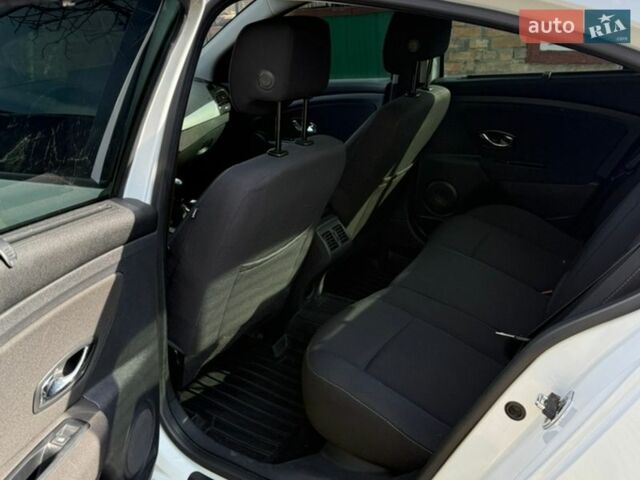 Белый Рено Флюенс, объемом двигателя 1.5 л и пробегом 208 тыс. км за 7500 $, фото 6 на Automoto.ua