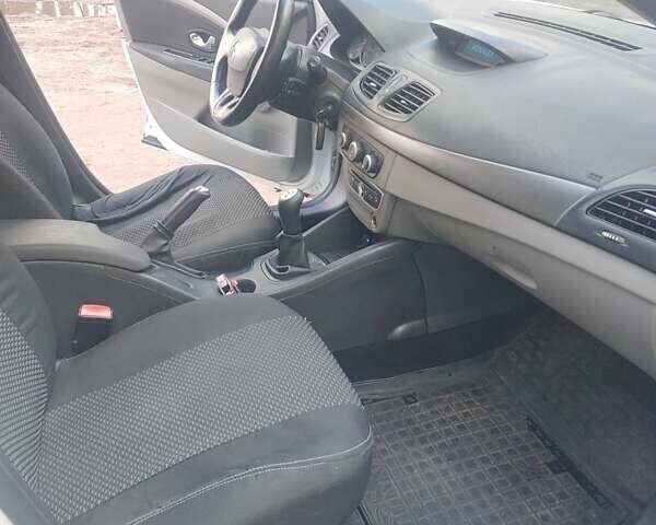 Белый Рено Флюенс, объемом двигателя 1.6 л и пробегом 218 тыс. км за 4499 $, фото 14 на Automoto.ua