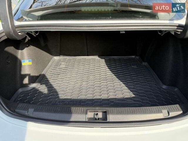 Белый Рено Флюенс, объемом двигателя 1.5 л и пробегом 208 тыс. км за 7500 $, фото 12 на Automoto.ua