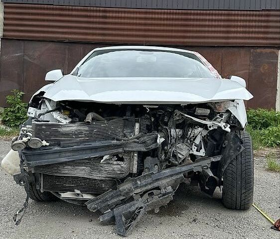Белый Рено Флюенс, объемом двигателя 1.6 л и пробегом 140 тыс. км за 4000 $, фото 3 на Automoto.ua