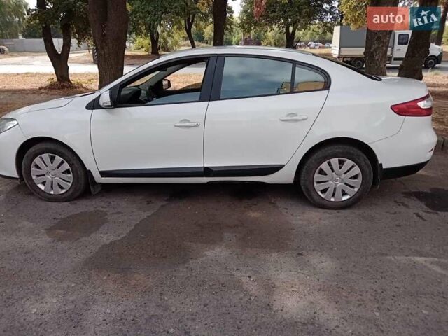 Белый Рено Флюенс, объемом двигателя 1.6 л и пробегом 205 тыс. км за 6200 $, фото 2 на Automoto.ua