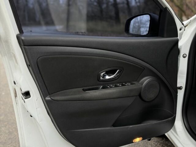 Белый Рено Флюенс, объемом двигателя 1.6 л и пробегом 170 тыс. км за 5800 $, фото 11 на Automoto.ua