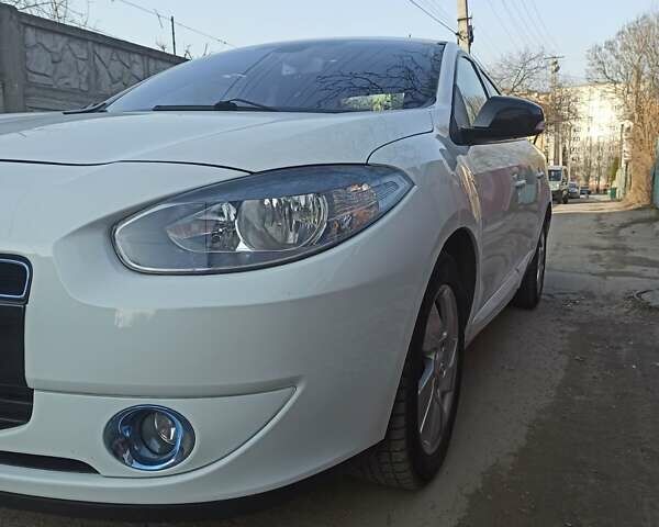 Білий Рено Флюенс, об'ємом двигуна 0 л та пробігом 70 тис. км за 7900 $, фото 5 на Automoto.ua