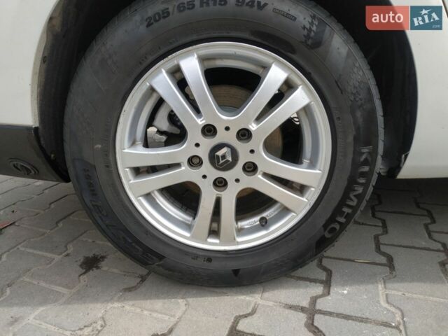 Белый Рено Флюенс, объемом двигателя 1.6 л и пробегом 234 тыс. км за 6200 $, фото 5 на Automoto.ua