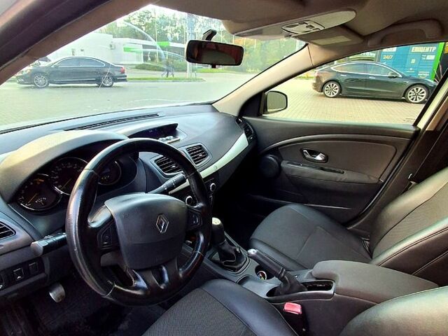 Белый Рено Флюенс, объемом двигателя 1.5 л и пробегом 390 тыс. км за 4999 $, фото 6 на Automoto.ua