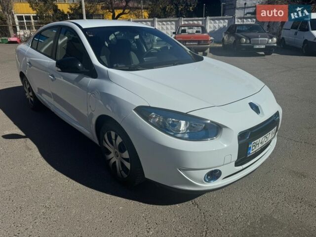 Белый Рено Флюенс, объемом двигателя 0 л и пробегом 104 тыс. км за 5000 $, фото 1 на Automoto.ua