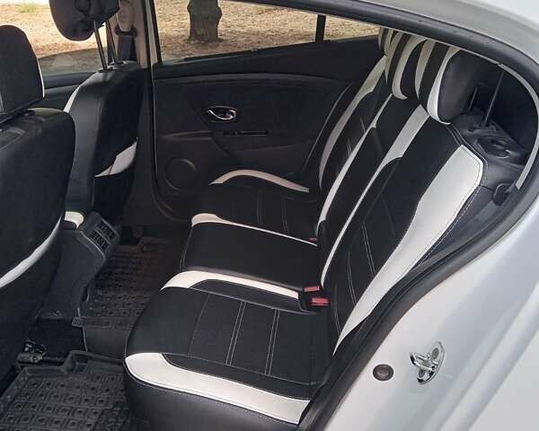 Белый Рено Флюенс, объемом двигателя 1.6 л и пробегом 205 тыс. км за 6200 $, фото 5 на Automoto.ua
