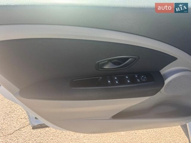 Белый Рено Флюенс, объемом двигателя 0 л и пробегом 104 тыс. км за 5000 $, фото 7 на Automoto.ua