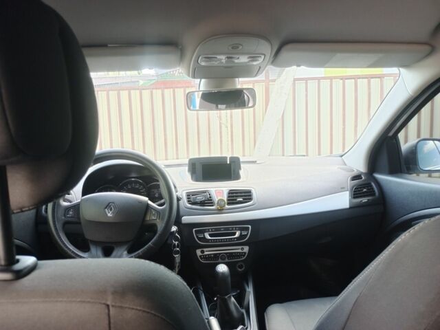 Белый Рено Флюенс, объемом двигателя 1.5 л и пробегом 270 тыс. км за 5937 $, фото 5 на Automoto.ua