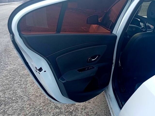 Белый Рено Флюенс, объемом двигателя 1.5 л и пробегом 28000 тыс. км за 5999 $, фото 5 на Automoto.ua