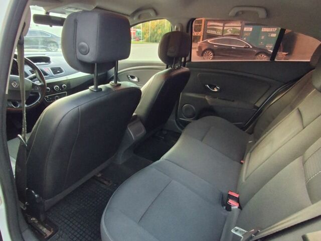 Белый Рено Флюенс, объемом двигателя 1.5 л и пробегом 390 тыс. км за 5300 $, фото 6 на Automoto.ua