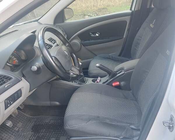 Белый Рено Флюенс, объемом двигателя 1.6 л и пробегом 218 тыс. км за 4499 $, фото 11 на Automoto.ua