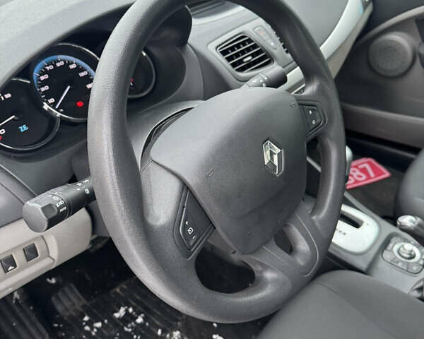 Білий Рено Флюенс, об'ємом двигуна 0 л та пробігом 47 тис. км за 2700 $, фото 6 на Automoto.ua