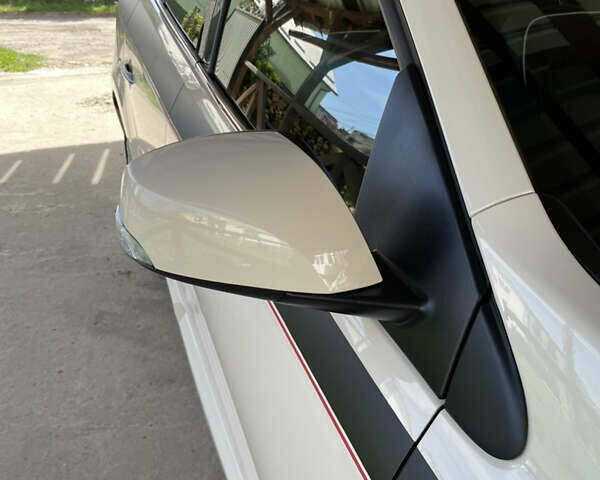 Белый Рено Флюенс, объемом двигателя 1.6 л и пробегом 160 тыс. км за 9900 $, фото 16 на Automoto.ua