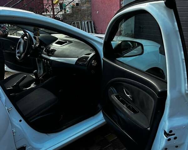 Білий Рено Флюенс, об'ємом двигуна 1.6 л та пробігом 214 тис. км за 7200 $, фото 6 на Automoto.ua