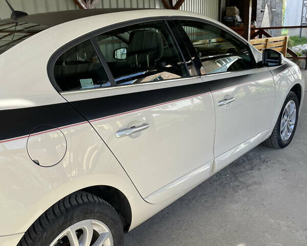 Белый Рено Флюенс, объемом двигателя 1.6 л и пробегом 160 тыс. км за 9900 $, фото 3 на Automoto.ua