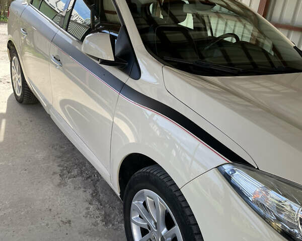 Белый Рено Флюенс, объемом двигателя 1.6 л и пробегом 160 тыс. км за 9900 $, фото 2 на Automoto.ua